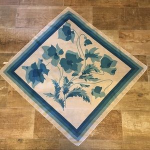 ♣️ Gorgeous vintage floral scarf!